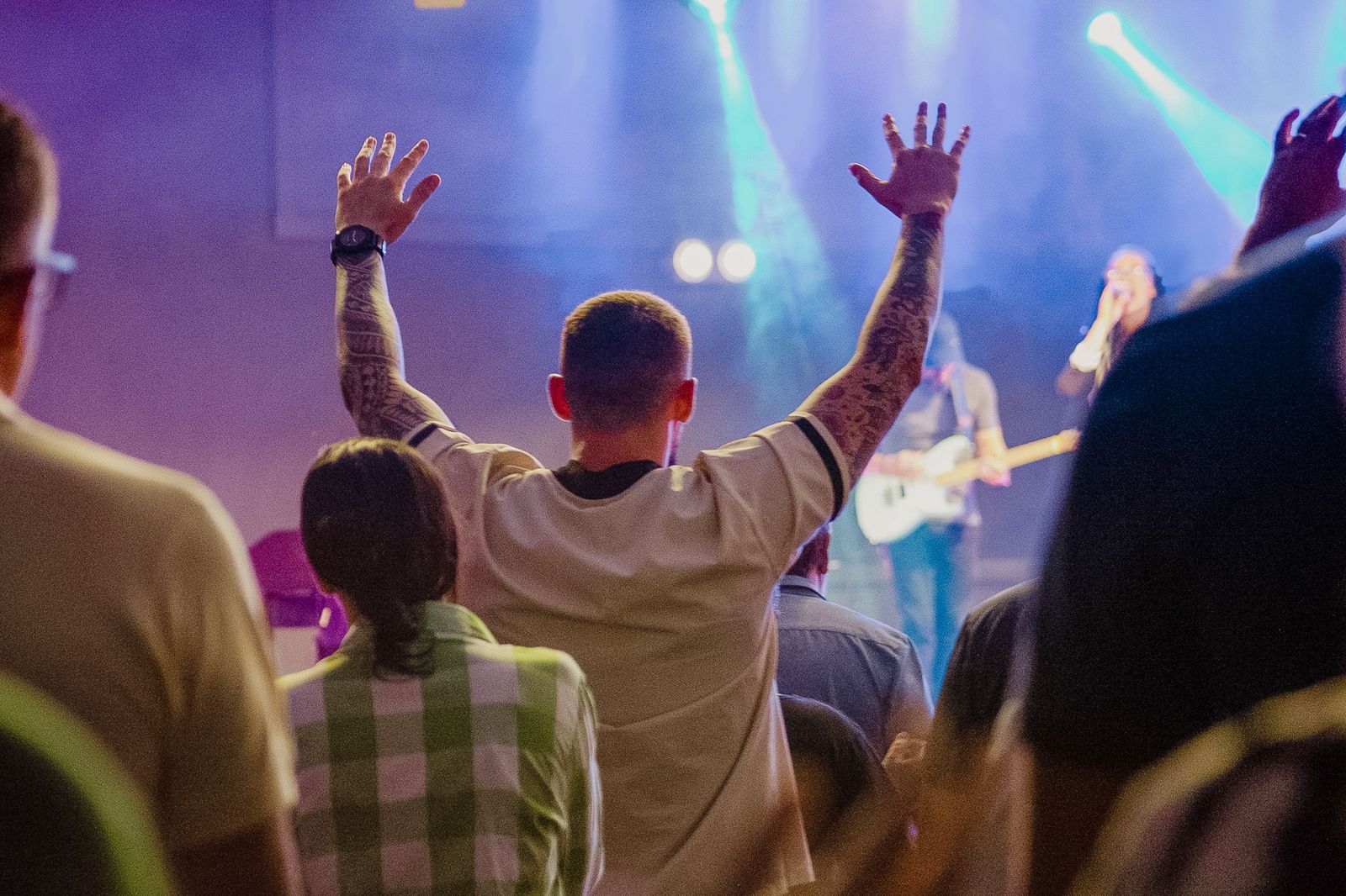 Igreja em adoração durante o louvor
